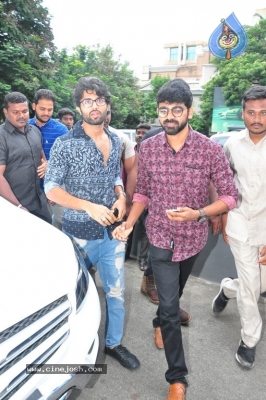 Vijay Devarakonda Watching Ee Nagaraniki Emaindi Movie - 9 of 9