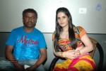 Zarine Khan at Naan Rajavaaga Pogiren Shooting Spot - 11 of 64