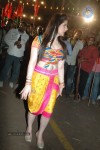 Zarine Khan at Naan Rajavaaga Pogiren Shooting Spot - 37 of 64