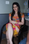 Zarine Khan at Naan Rajavaaga Pogiren Shooting Spot - 48 of 64