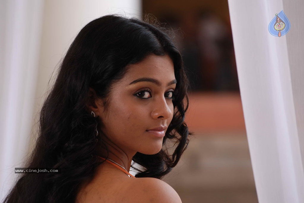 18 Vayasu Movie Stills - 1 / 37 photos