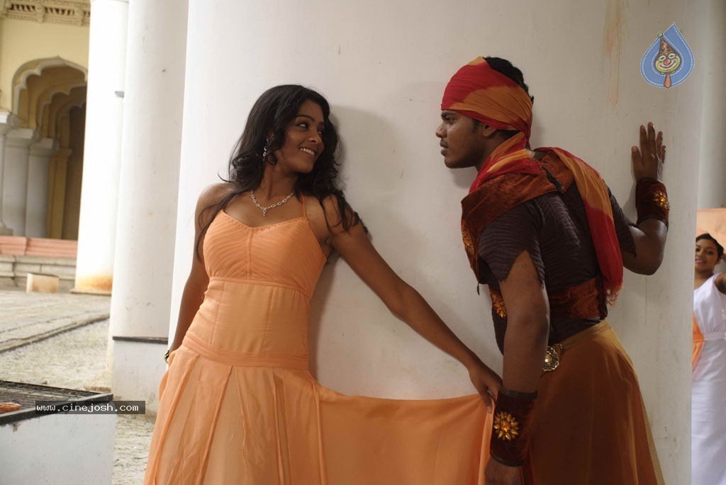 18 Vayasu Movie Stills - 11 / 37 photos