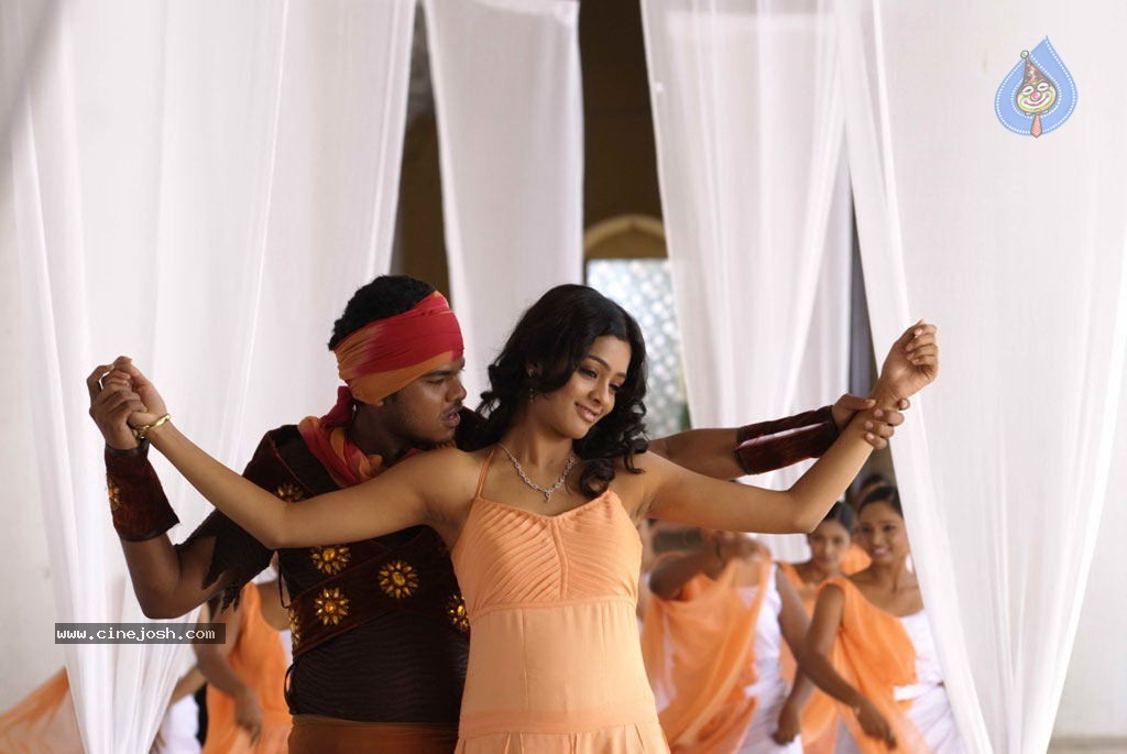 18 Vayasu Movie Stills - 36 / 37 photos