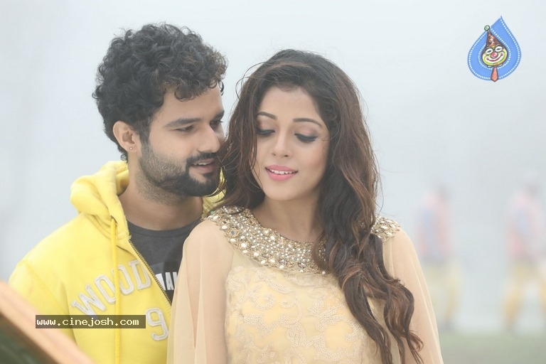 2 Friends Movie Stills - 5 / 10 photos