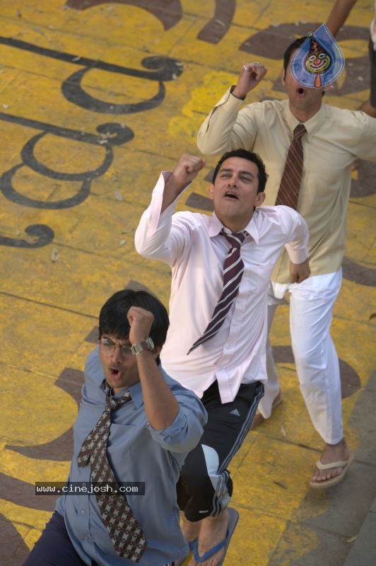 3 Idiots Movie Stills - 7 / 11 photos