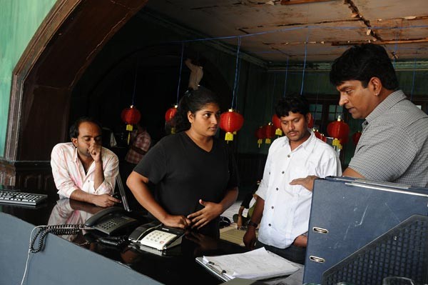 Amaravathi Movie Working Stills - Bhumika, Sneha, Gadde Sindhura - 47 / 59 photos