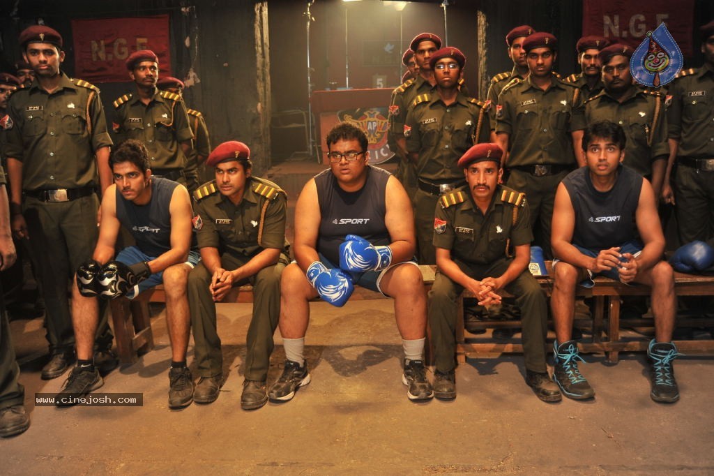 Aa Aiduguru Athade CM Movie Stills - 27 / 126 photos