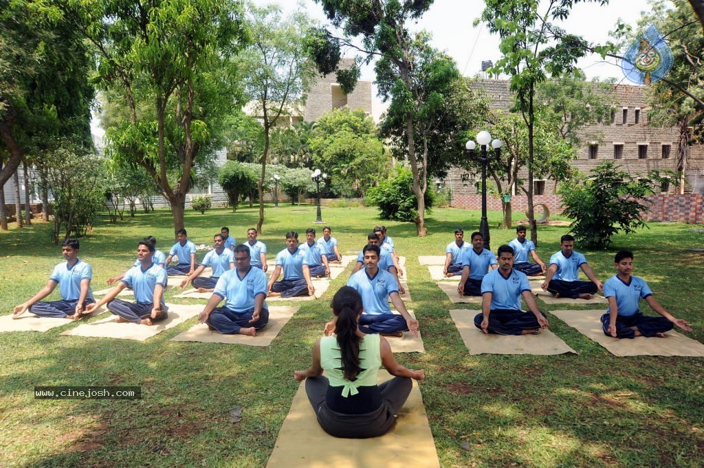 Aa Aiduguru Athade CM Movie Stills - 52 / 126 photos