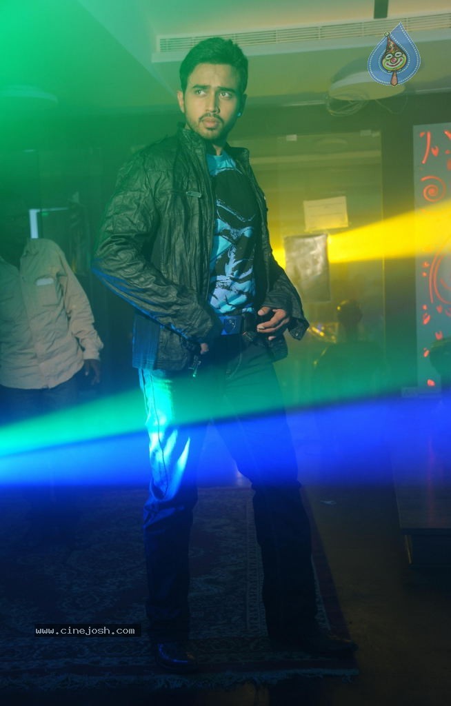 Aa Aiduguru Athade CM Movie Stills - 78 / 126 photos