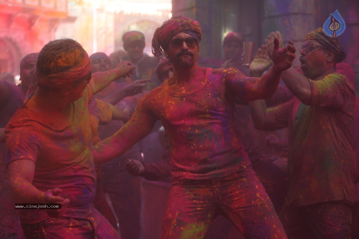 Aata Aarambam Movie Stills n Walls - 7 / 122 photos