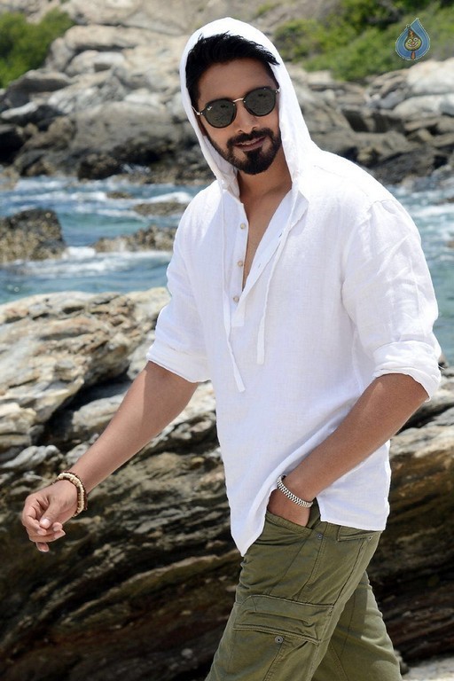 Aatadukundam Raa Photo and Poster - 2 / 2 photos