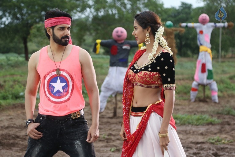 Aatadukundam Raa Photos and Posters - 8 / 11 photos