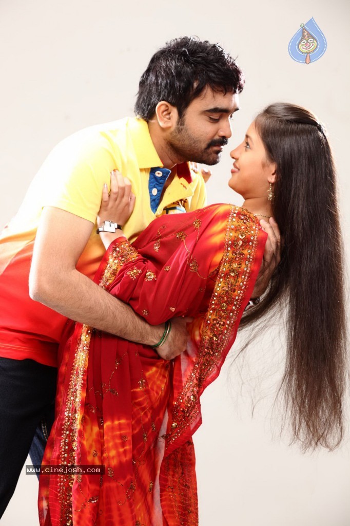 Aavi Kumar Tamil Movie Stills - 5 / 32 photos