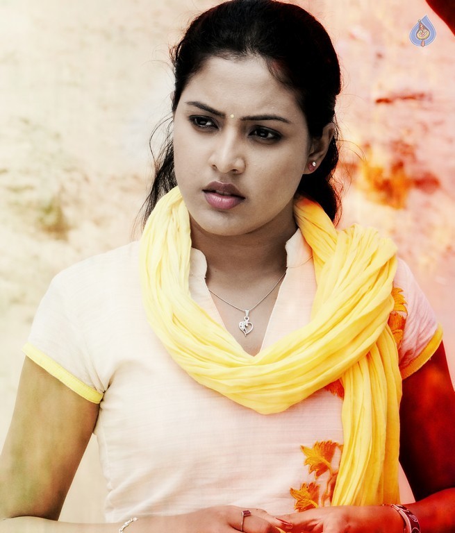 Aavu Puli Madhyalo Prabhas Pelli New Photos - 6 / 7 photos