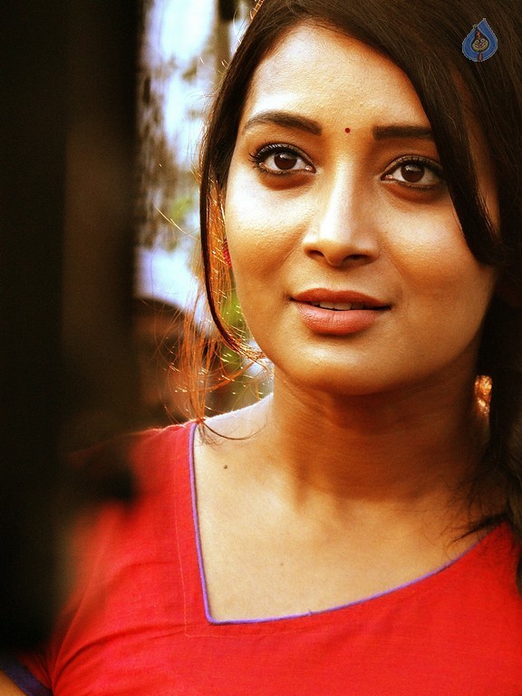 Aavu Puli Madhyalo Prabhas Pelli New Pics - 6 / 8 photos