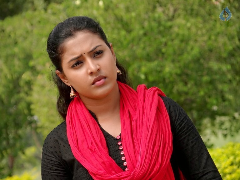 Aavu Puli Madhyalo Prabhas Pelli Photos - 3 / 5 photos