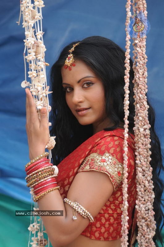 Aayiram Vilakku Tamil Movie Stills - 28 / 52 photos