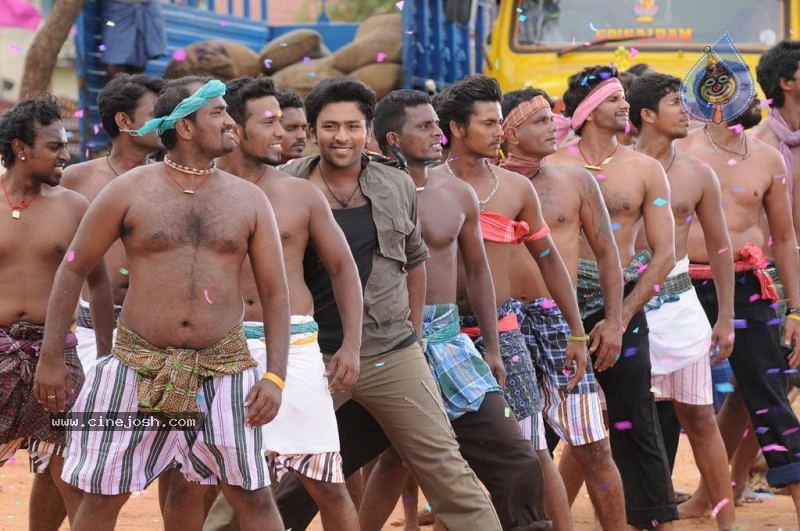 Aayiram Vilakku Tamil Movie Stills - 32 / 52 photos