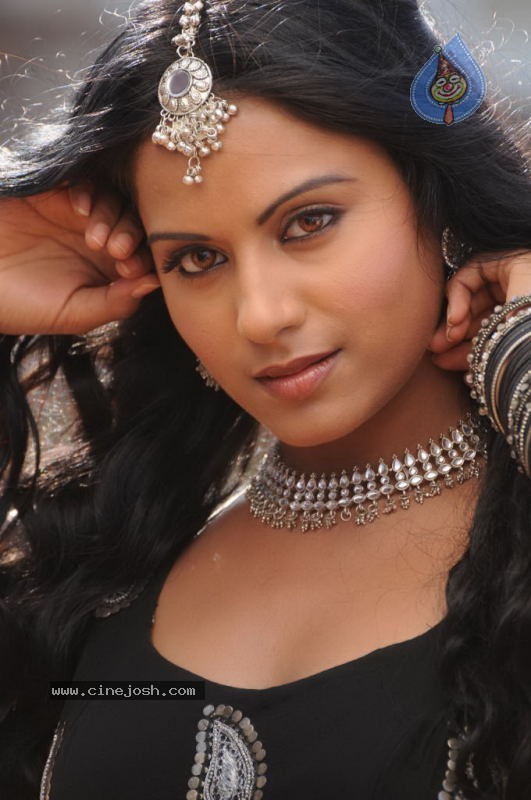 Aayiram Vilakku Tamil Movie Stills - 38 / 52 photos