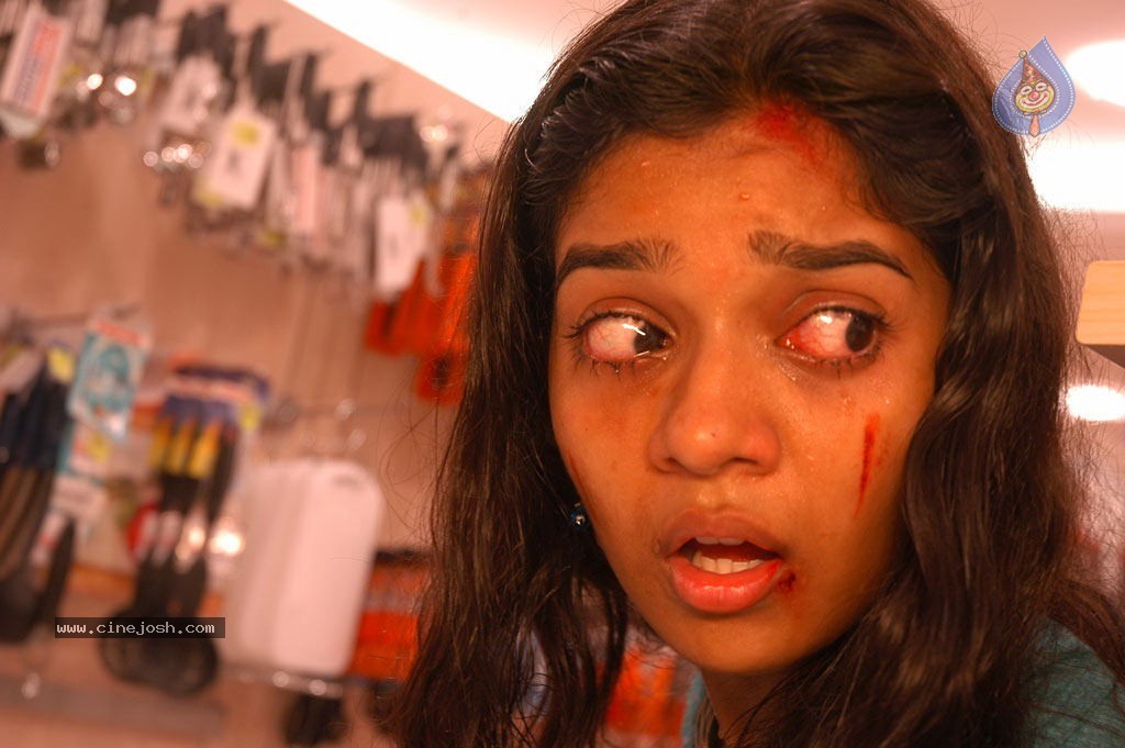 Abhayam Tamil Movie Stills - 28 / 47 photos