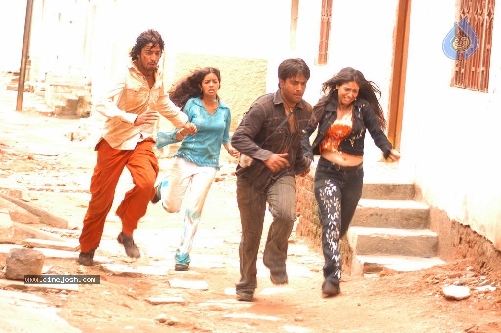 Abhayam Tamil Movie Stills - 36 / 47 photos