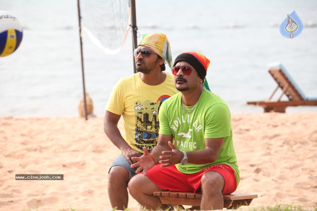 Action 3D Movie Hot Stills - 58 / 59 photos