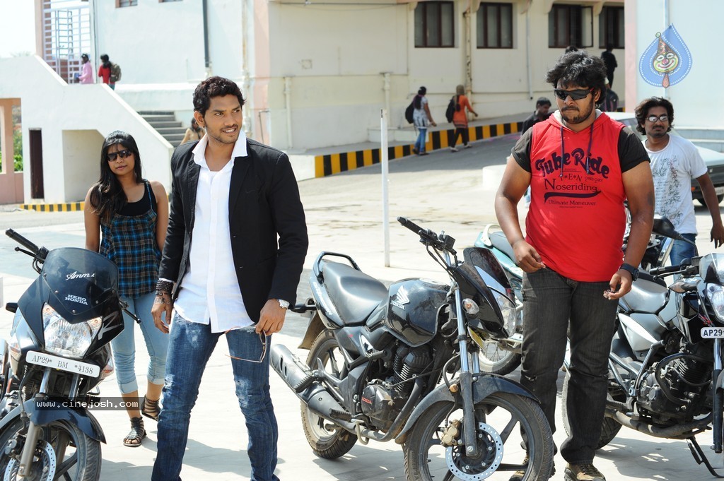 Adhee Lekka Nikki Stils - 25 / 90 photos