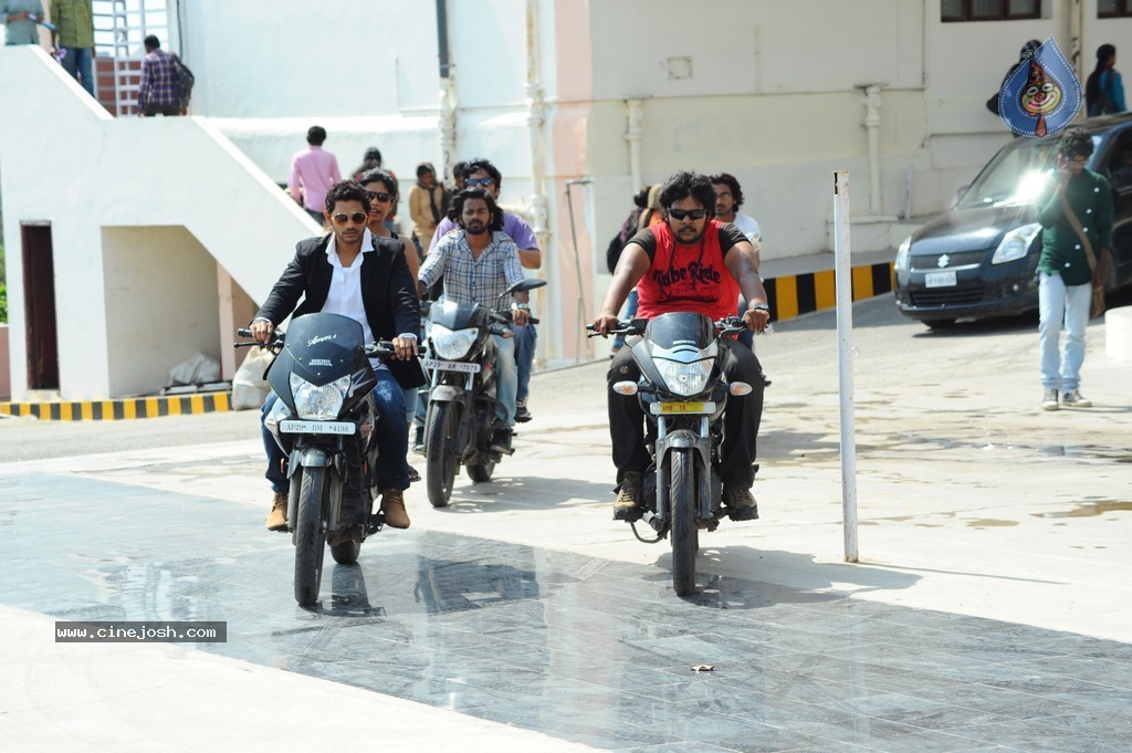 Adhee Lekka Nikki Stils - 29 / 90 photos