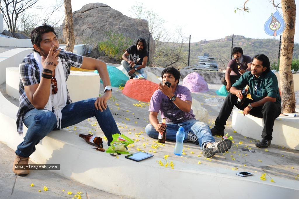 Adhee Lekka Nikki Stils - 41 / 90 photos