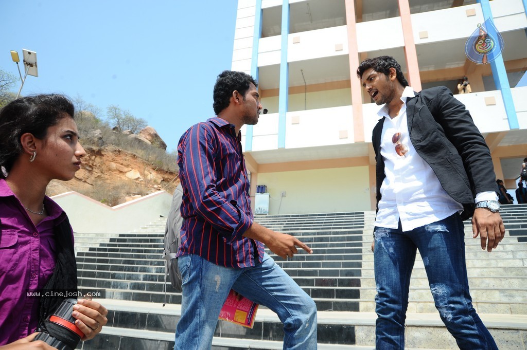 Adhee Lekka Nikki Stils - 42 / 90 photos