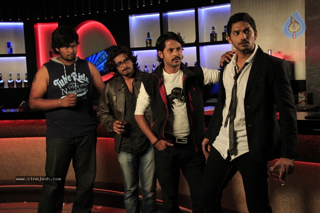 Adhee Lekka Nikki Stils - 46 / 90 photos