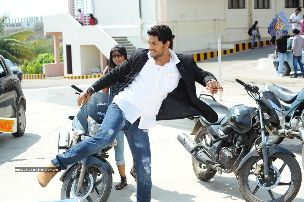 Adhee Lekka Nikki Stils - 53 / 90 photos