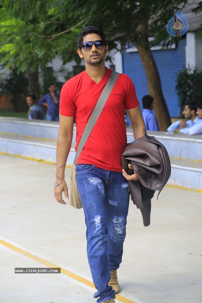 Adhee Lekka Nikki Stils - 60 / 90 photos