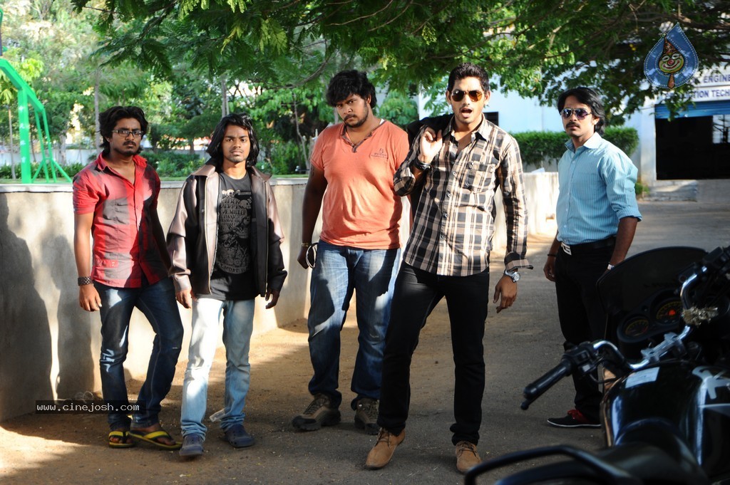 Adhee Lekka Nikki Stils - 88 / 90 photos