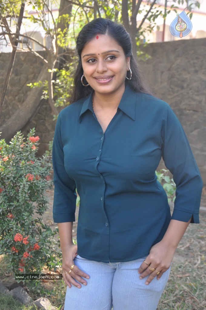 Adhisaya Ulagam 3D Movie Photos - 3 / 22 photos