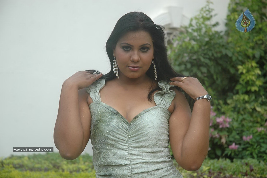 Aduthaduthu Tamil Movie Stills - 17 / 112 photos