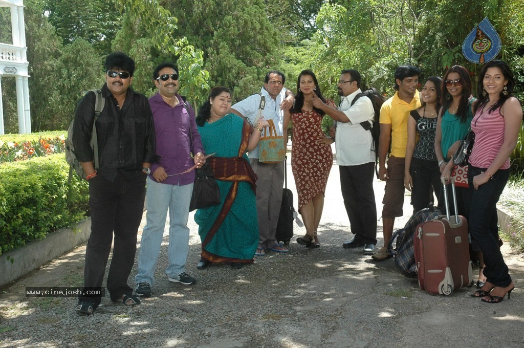 Aduthaduthu Tamil Movie Stills - 26 / 112 photos