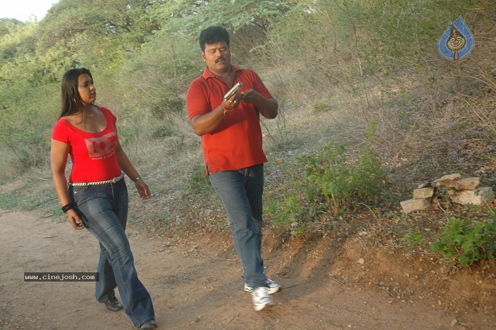 Aduthaduthu Tamil Movie Stills - 29 / 112 photos