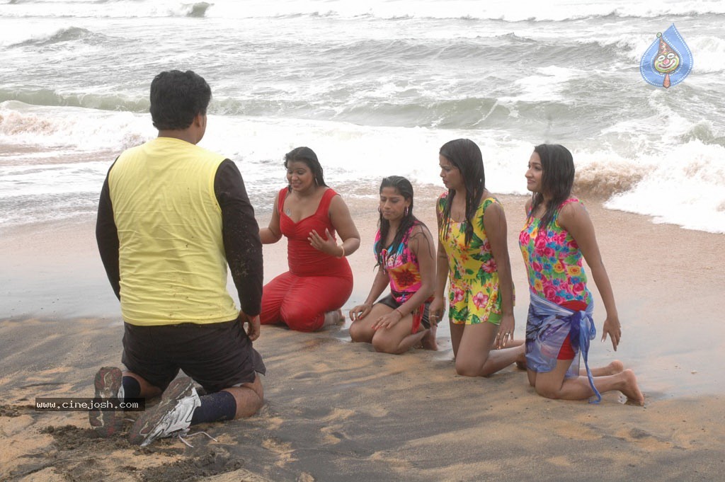 Aduthaduthu Tamil Movie Stills - 32 / 112 photos