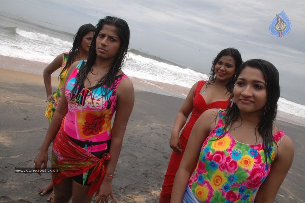 Aduthaduthu Tamil Movie Stills - 45 / 112 photos
