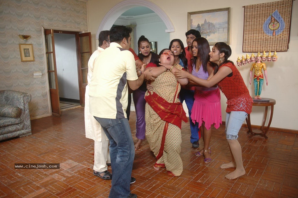 Aduthaduthu Tamil Movie Stills - 46 / 112 photos