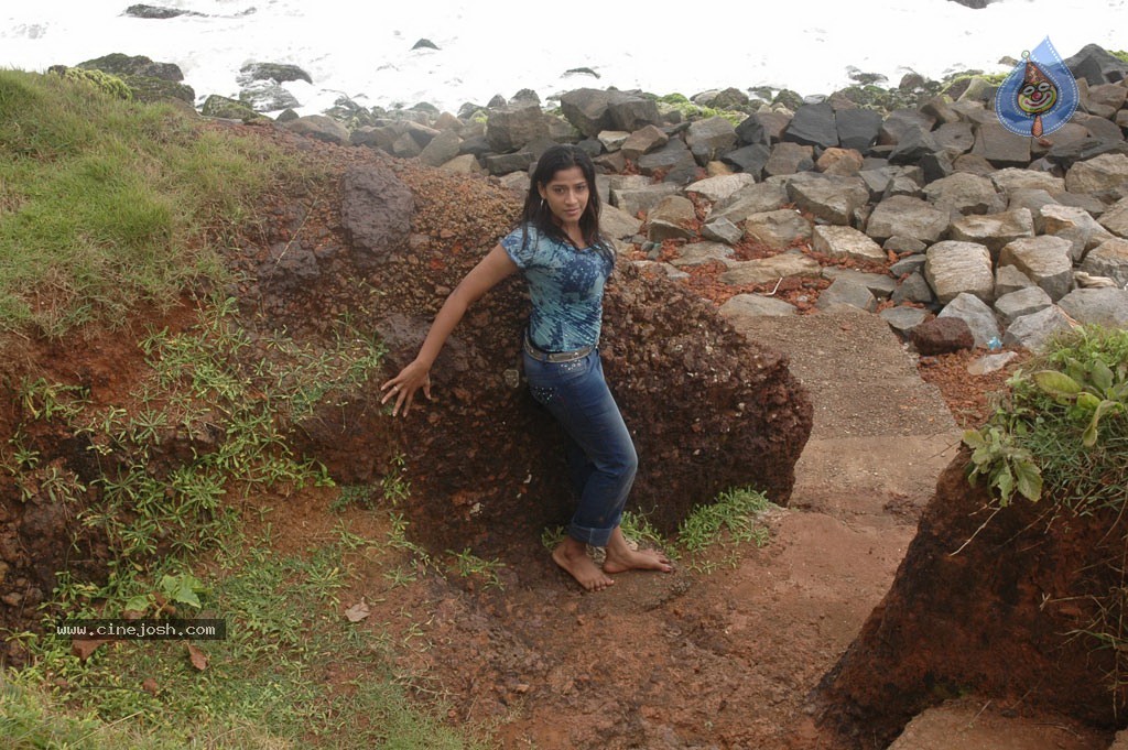 Aduthaduthu Tamil Movie Stills - 48 / 112 photos