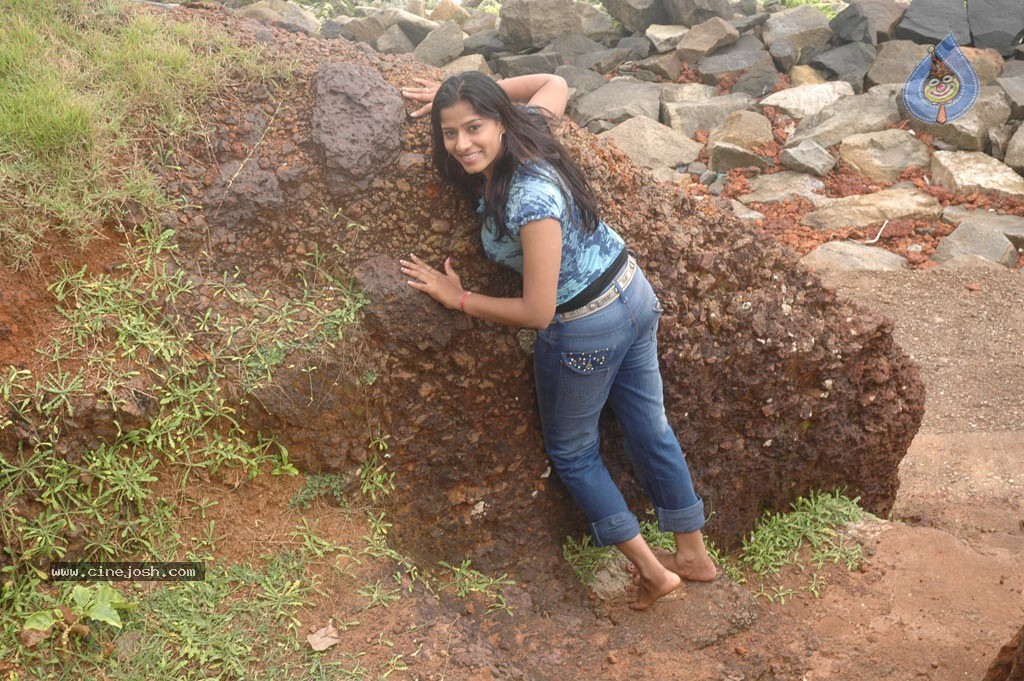 Aduthaduthu Tamil Movie Stills - 77 / 112 photos