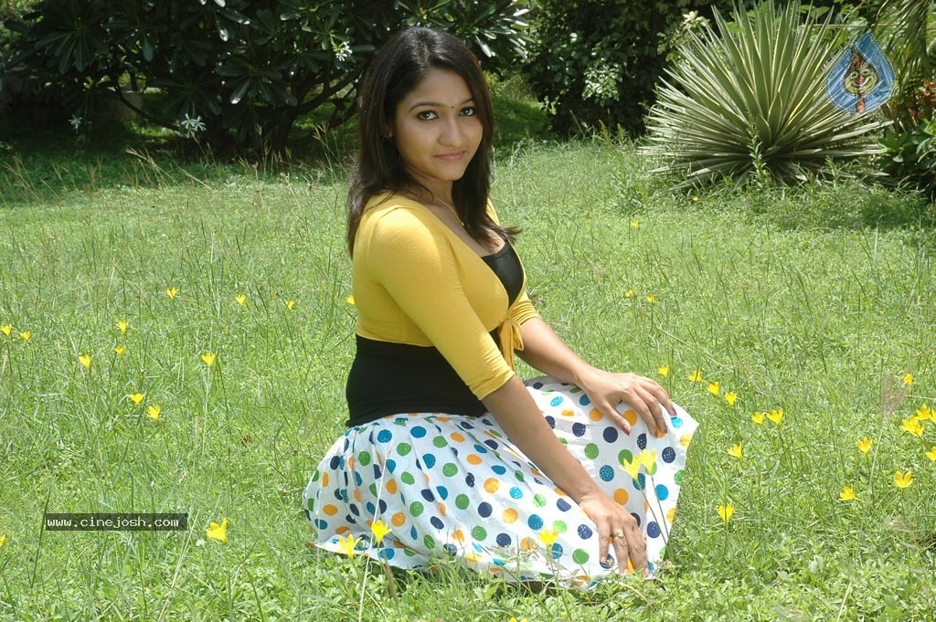 Aduthaduthu Tamil Movie Stills - 89 / 112 photos