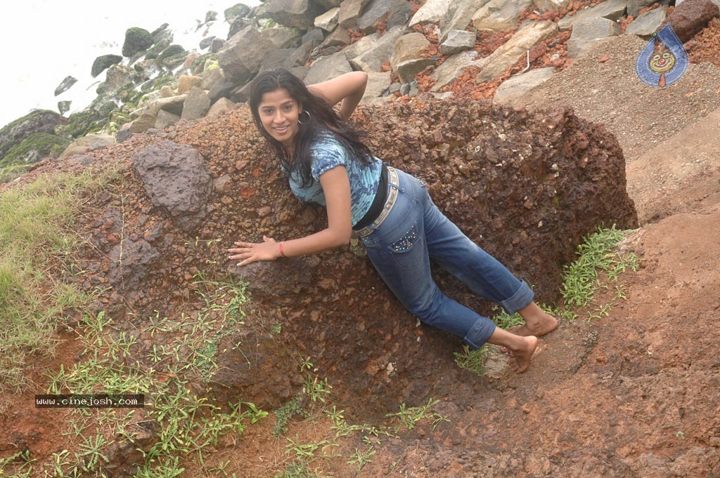 Aduthaduthu Tamil Movie Stills - 90 / 112 photos