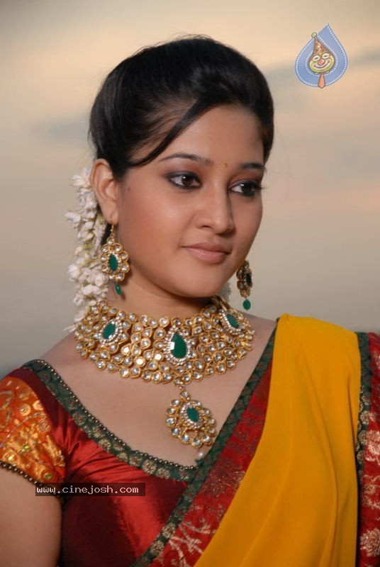 Aha Naa Pellanta Movie Stills - 5 / 54 photos