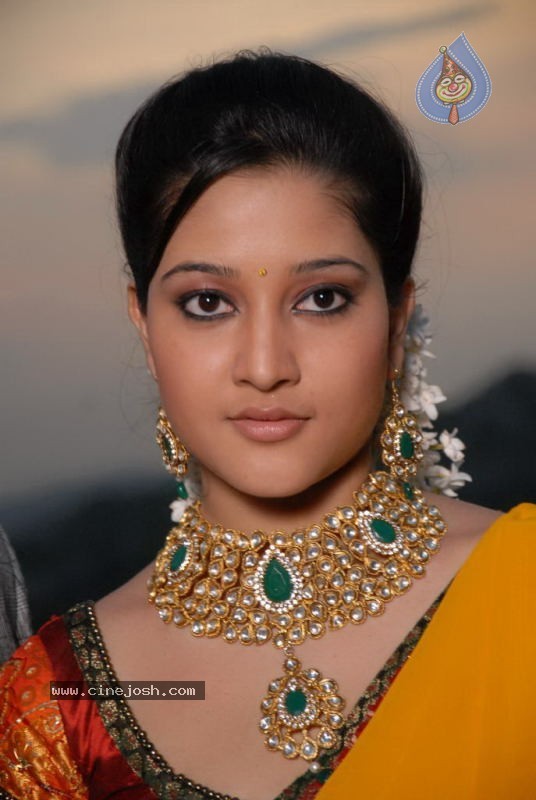 Aha Naa Pellanta Movie Stills - 36 / 54 photos