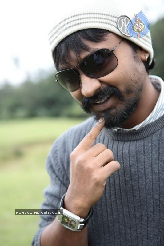   Alibaba Intlo Andaru Dongalu Movie Stills - 8 / 30 photos