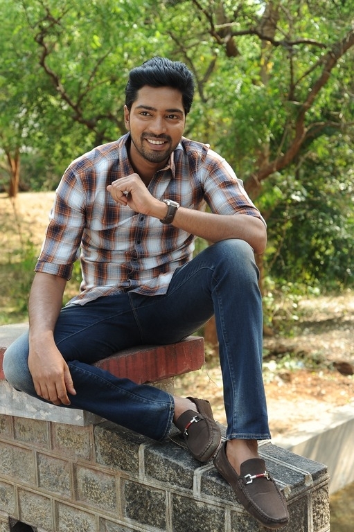 Allari Naresh Meda Meeda Abbayi Movie Photos - 11 / 13 photos
