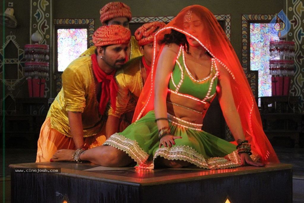 Amavaasai Tamil Movie Hot Stills - 68 / 71 photos